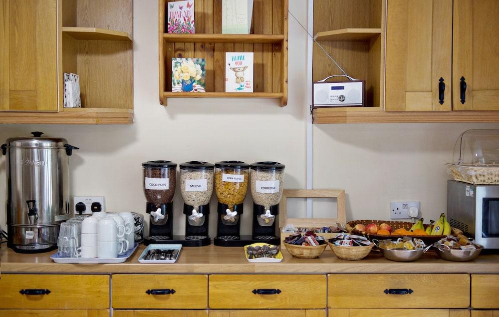 Hotel Little Foxes & Gatwick Airport Parking 3*