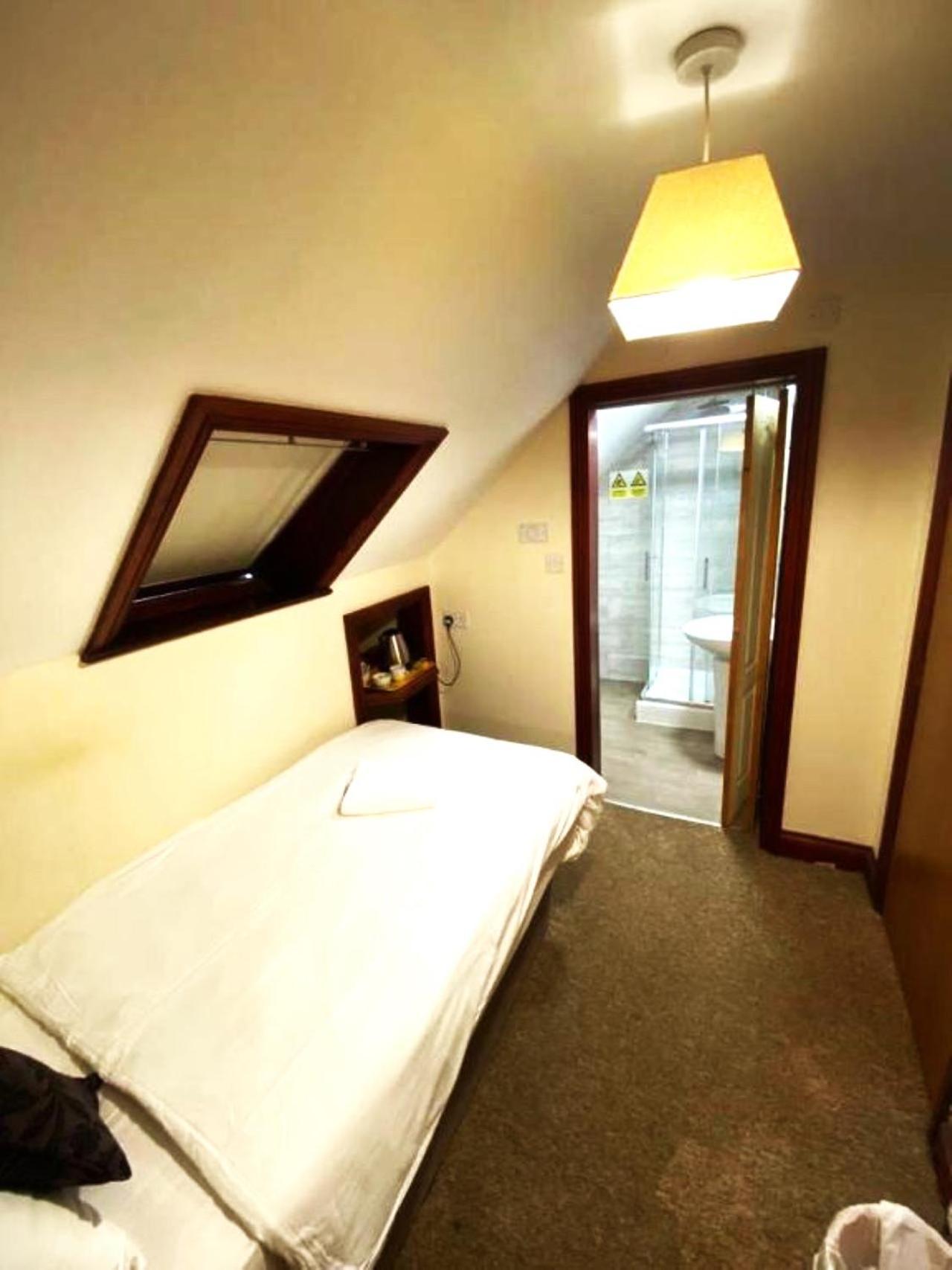 Little Foxes & Gatwick Airport Parking Crawley (West Sussex)