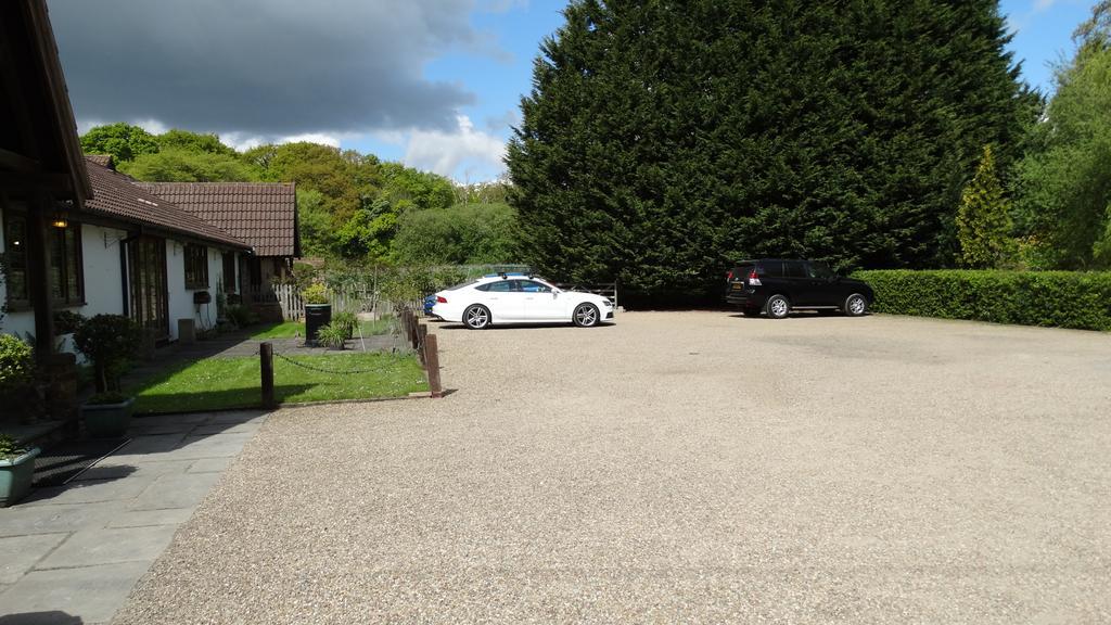 Little Foxes & Gatwick Airport Parking 3*