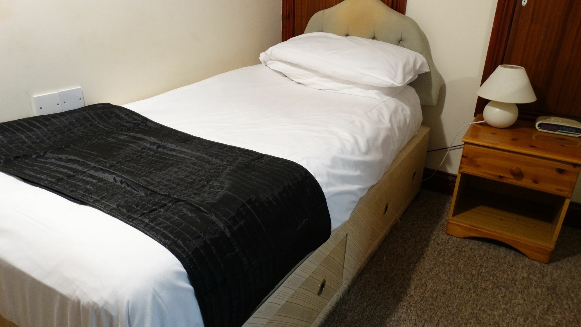 Hotel Little Foxes & Gatwick Airport Parking Crawley (West Sussex)