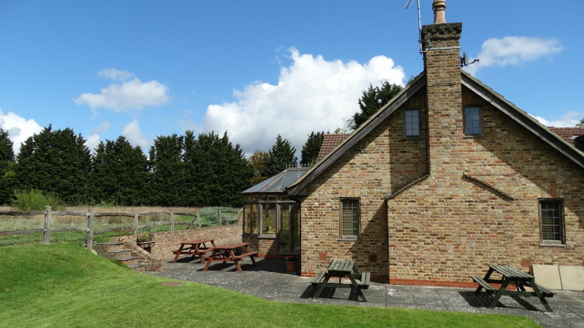 Little Foxes & Gatwick Airport Parking Hotel