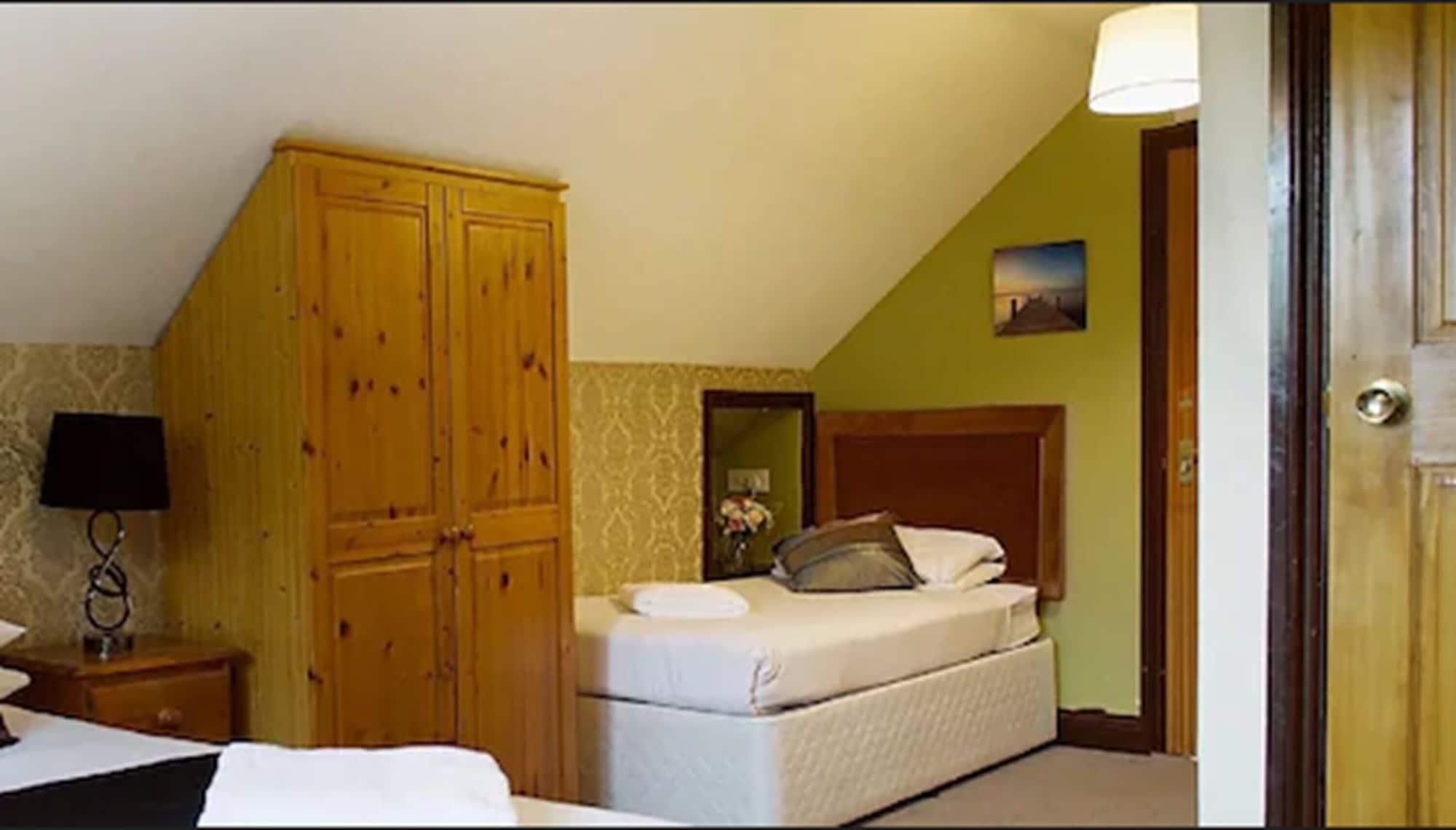 Hotel Little Foxes & Gatwick Airport Parking 3*