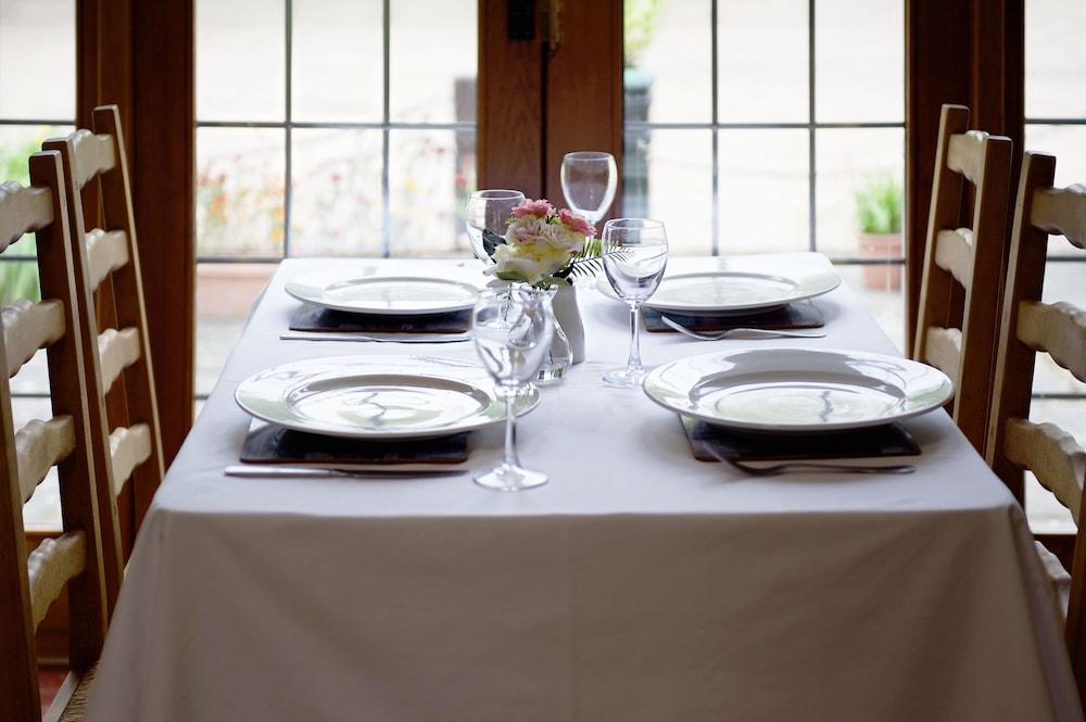 Little Foxes & Gatwick Airport Parking 3*