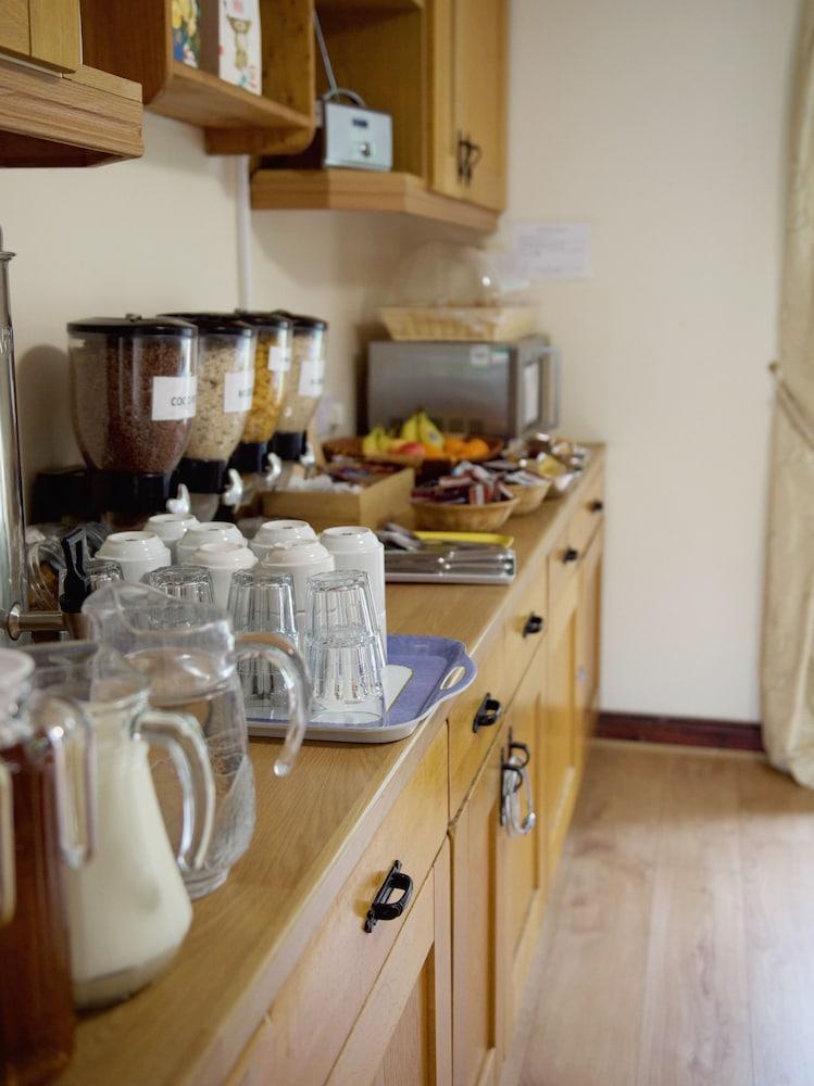 Hotel Little Foxes & Gatwick Airport Parking