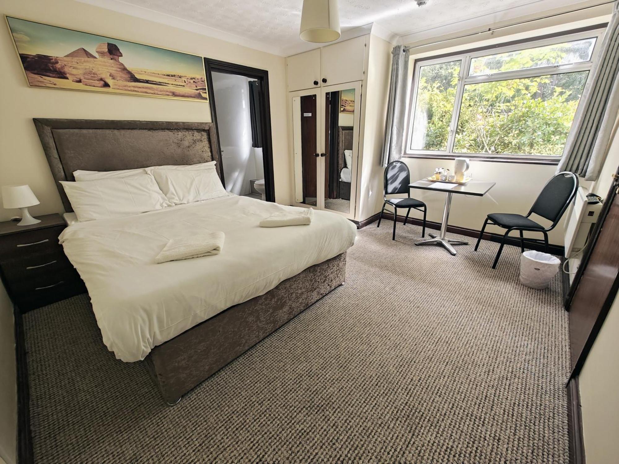 Little Foxes & Gatwick Airport Parking Crawley (West Sussex)
