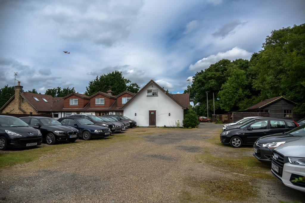 Little Foxes & Gatwick Airport Parking Hotel 3*