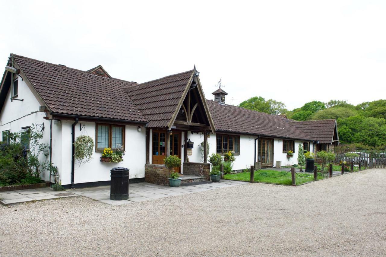 Hotel Little Foxes & Gatwick Airport Parking
