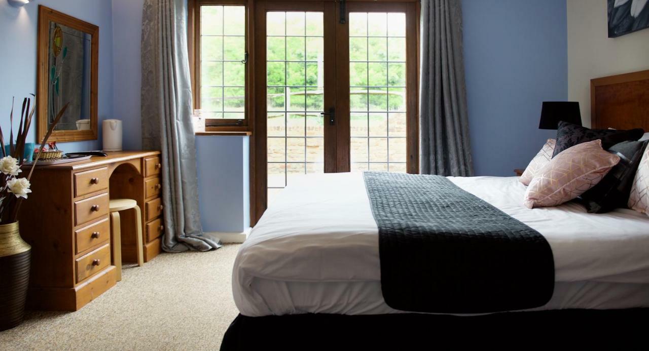Little Foxes & Gatwick Airport Parking 3*
