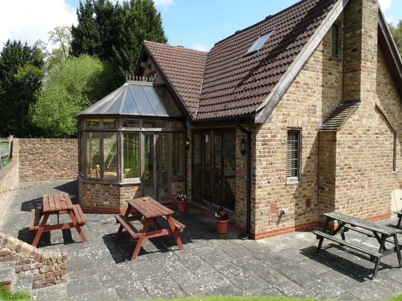 Little Foxes & Gatwick Airport Parking Hotel 3*