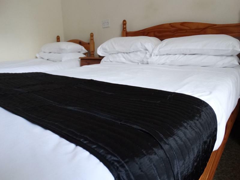 Hotel Little Foxes & Gatwick Airport Parking 3*